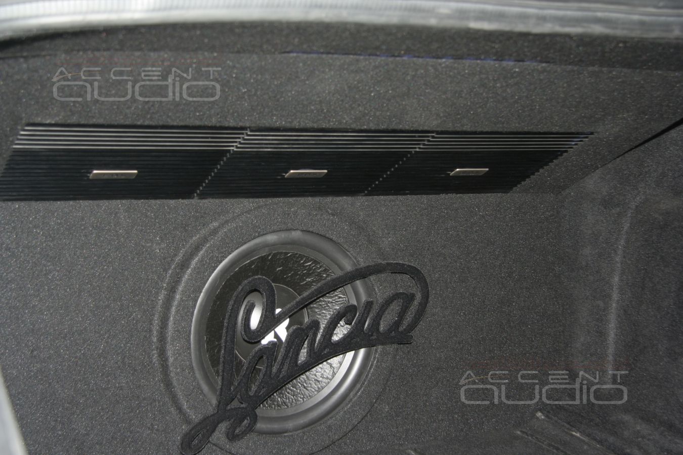 Багажный отсек Lancia Kappa Coupe: усилители, сабвуфер, свет