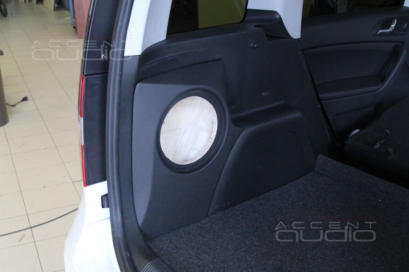 Сабвуфер-стелс для Skoda Yeti