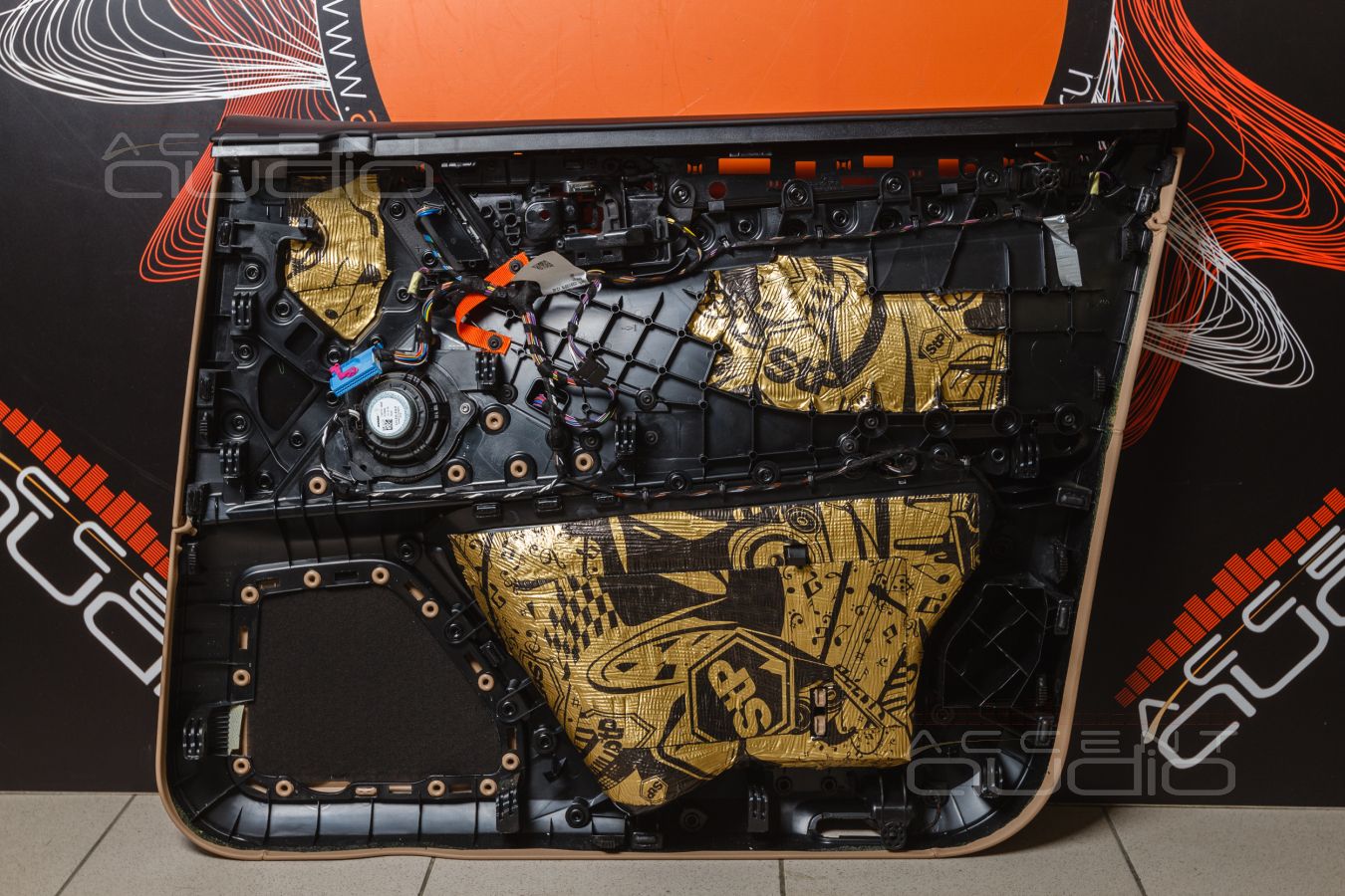 Аудиоподготовка дверей Porsche Macan и установка мидбасов ScanSpeak