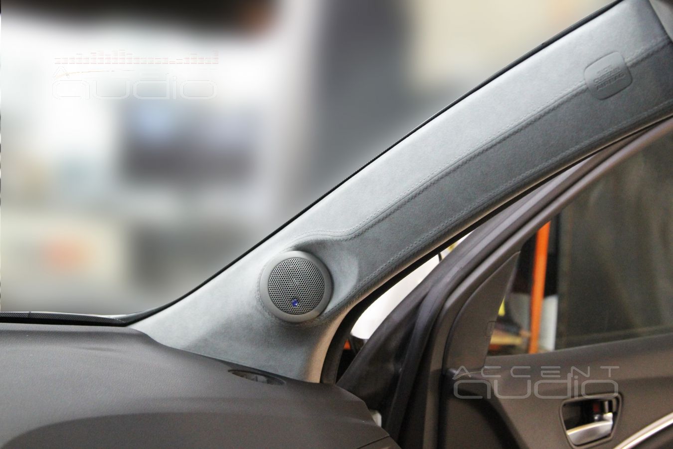 Установка CDT Audio ES-02al в Acura MDX: подиумы на стойках лобового стекла