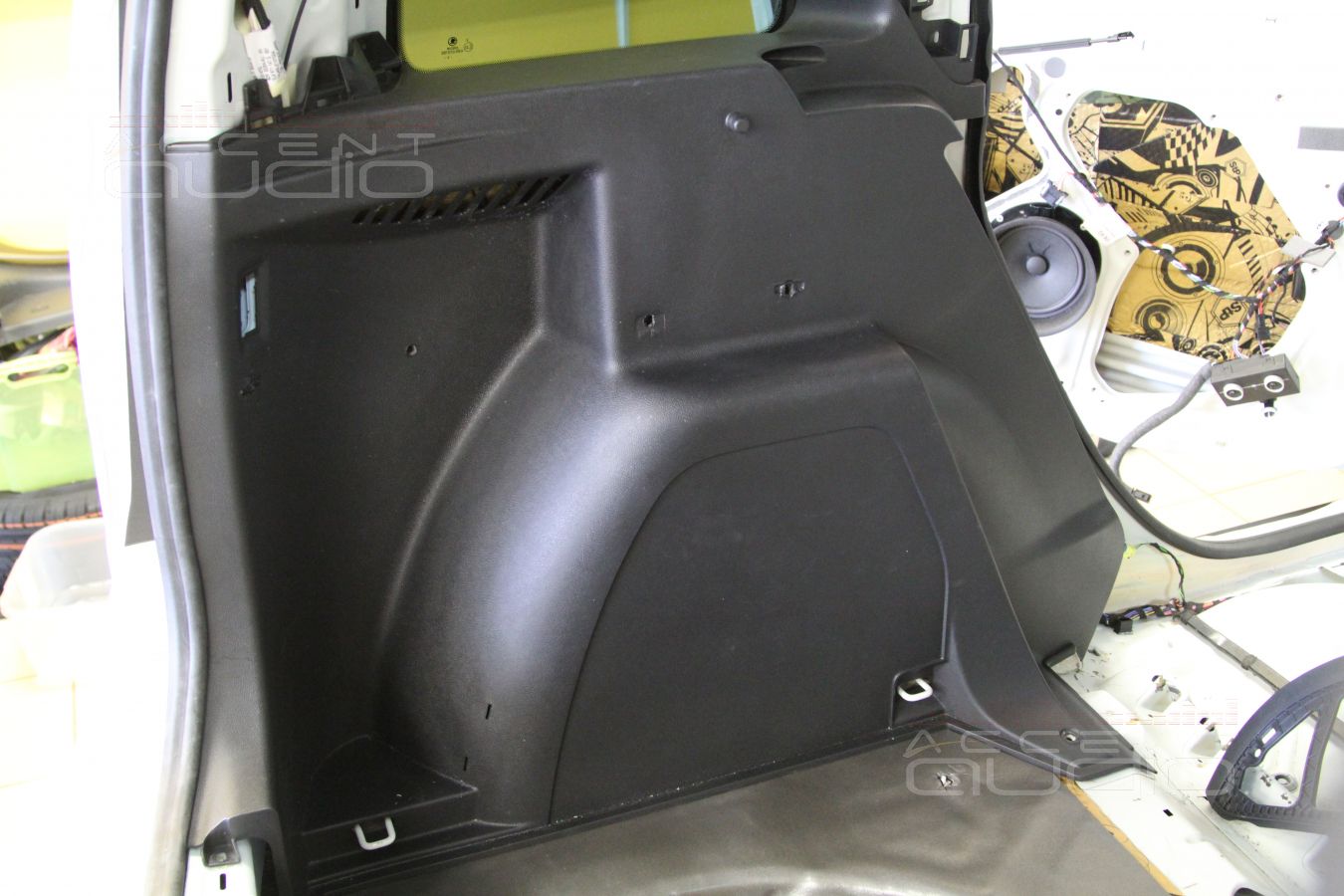 Сабвуфер-стелс для Skoda Yeti