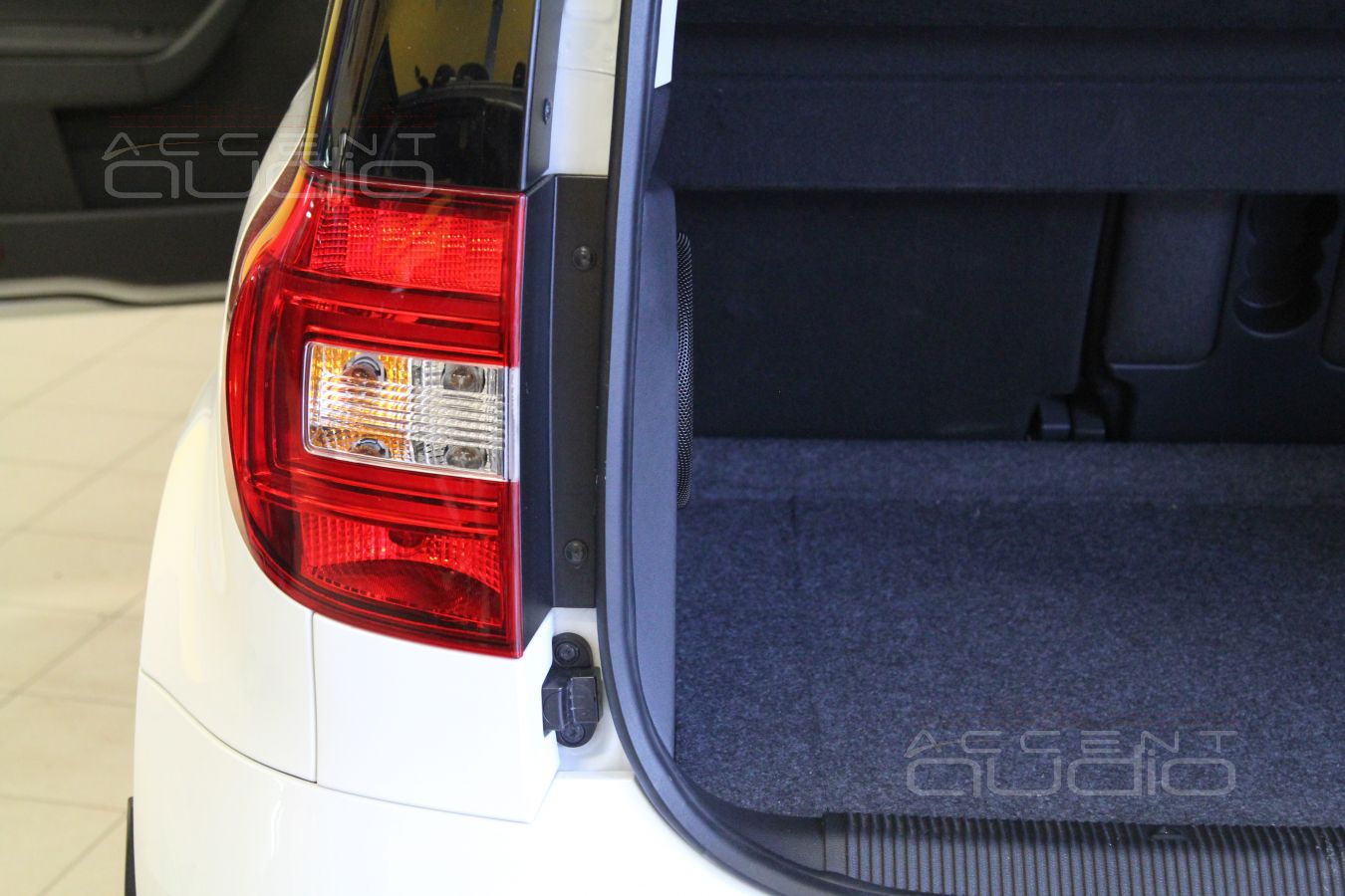 Сабвуфер-стелс для Skoda Yeti