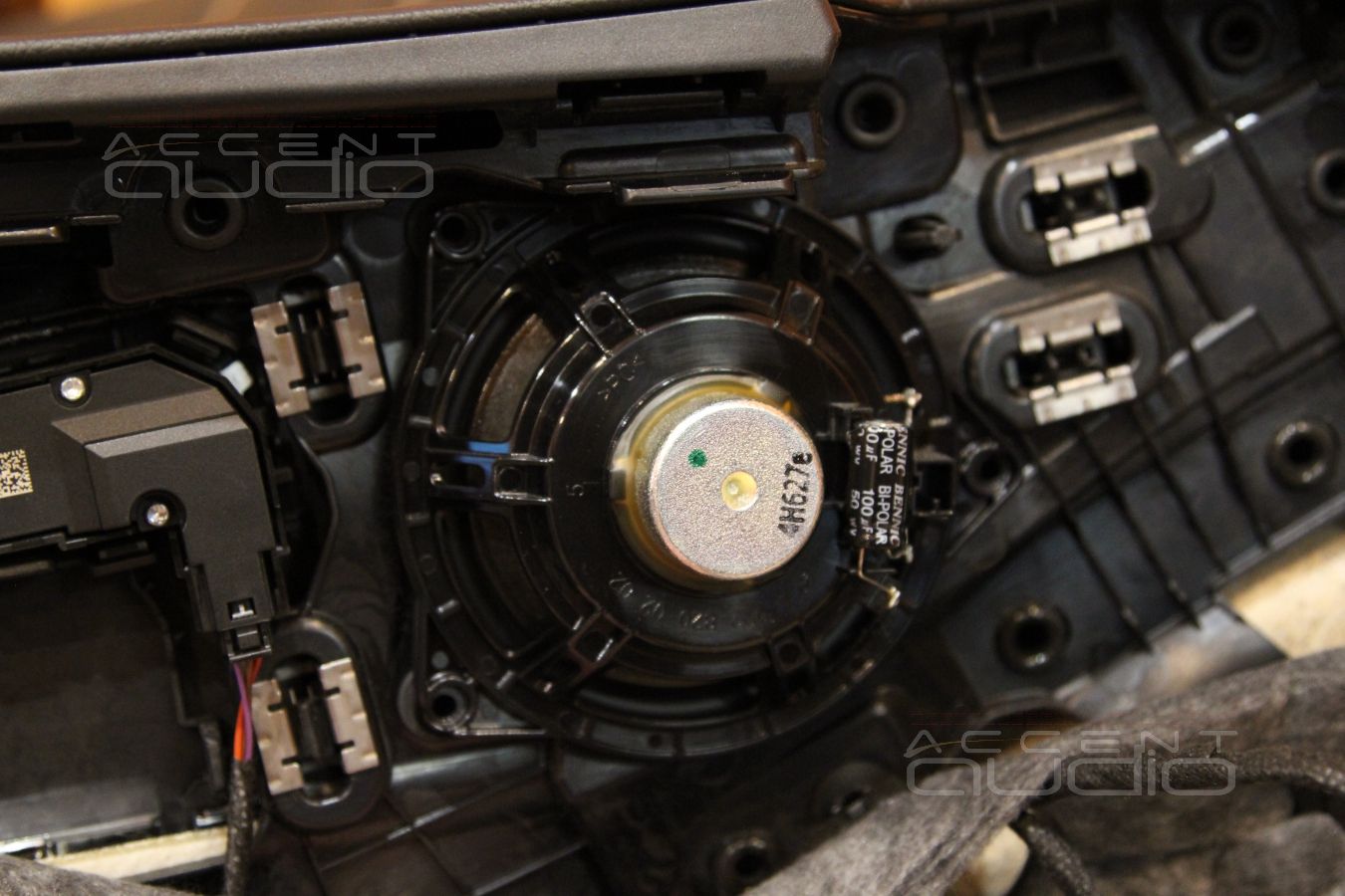 Устройство штатной системы в Mercedes-Benz W205: твитеры и среднечастотники