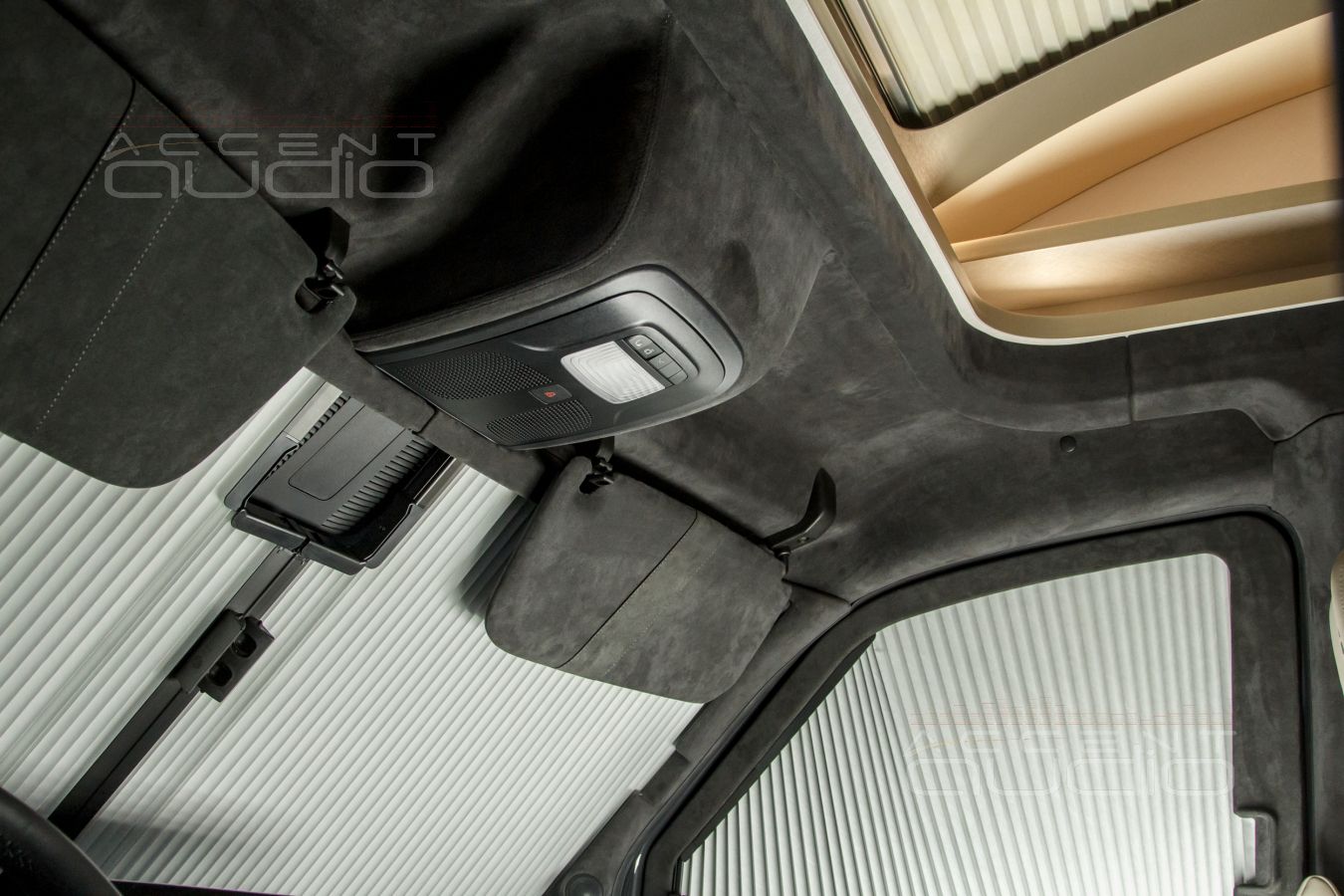 Новый, цельный и строгий дизайн кабины и подиумы под СЧ-ВЧ звено Brax