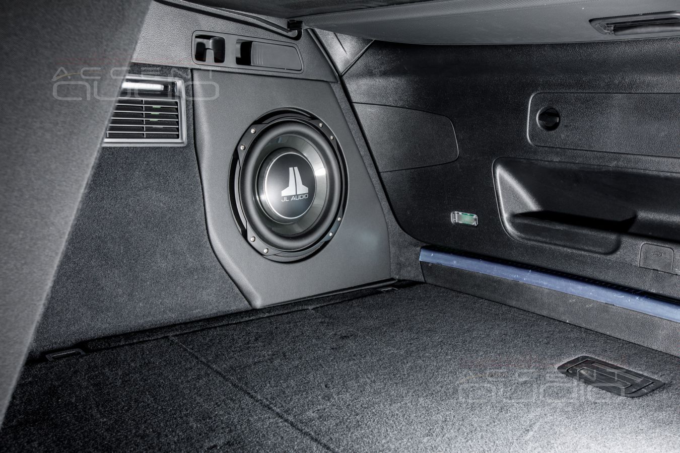 Настоящий американский бас, встроенный в крыло Audi Q5 ll: сабвуфер-стелс от Accent-Audio