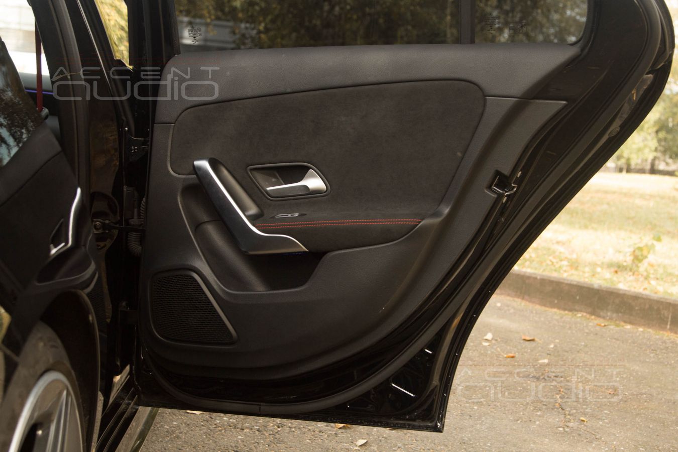 Тыловая акустика в Mercedes-Benz A 45 штатно – для плотной электроники и объема