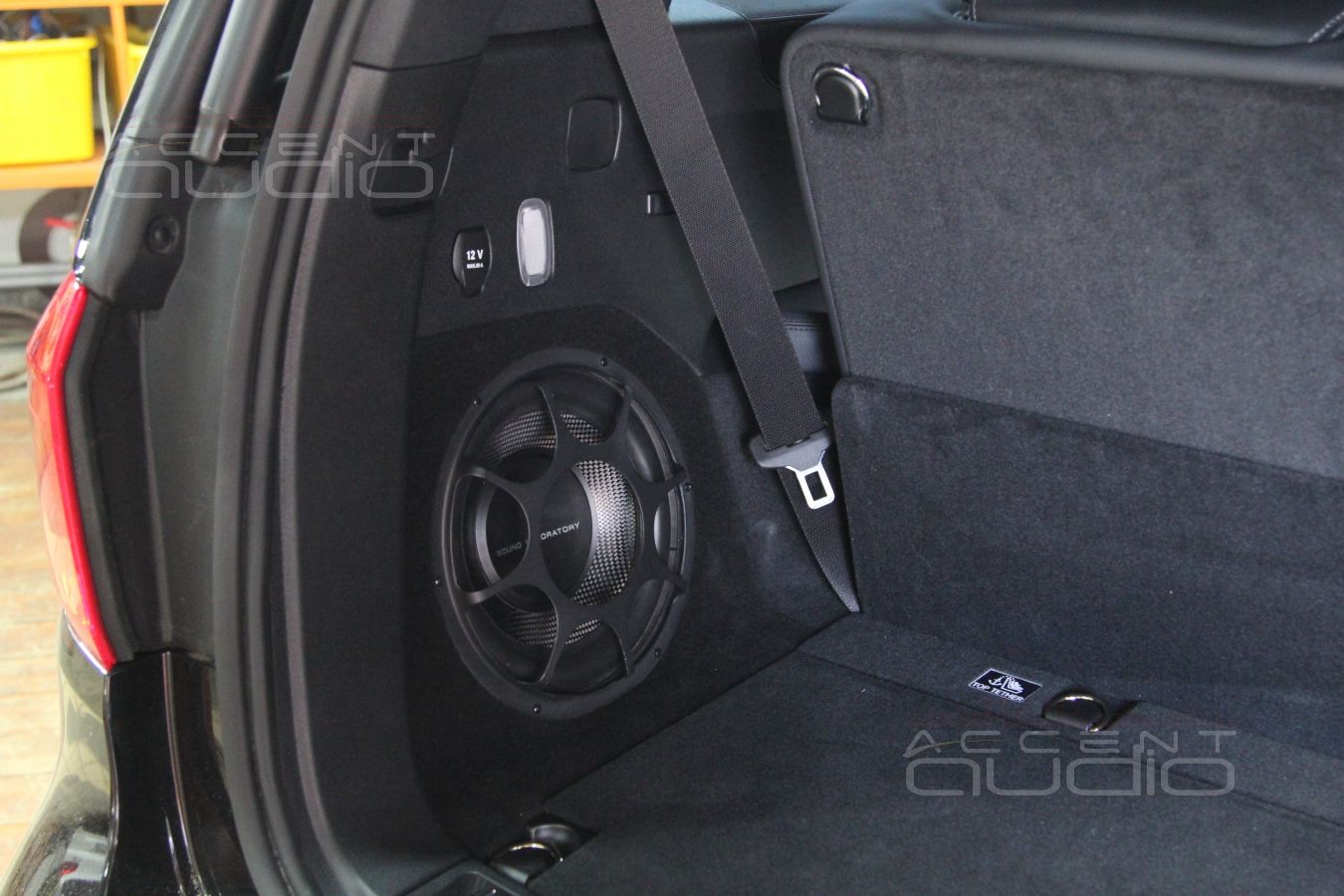 Встроенный сабвуфер в Mercedes GL 63 AMG