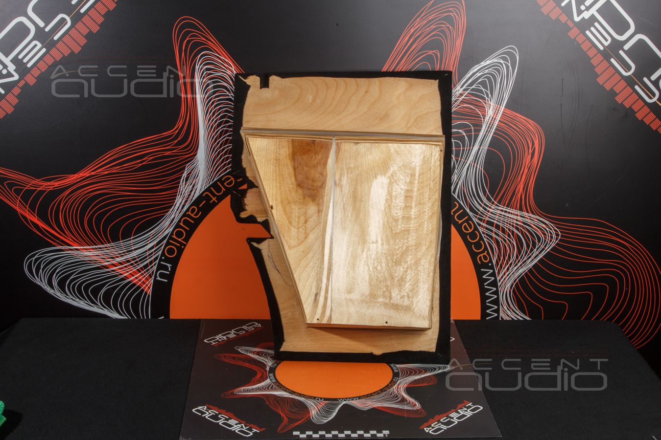 Полностью скрытый, встроенный сабвуфер-стелс для Mitsubishi Pajero Sport