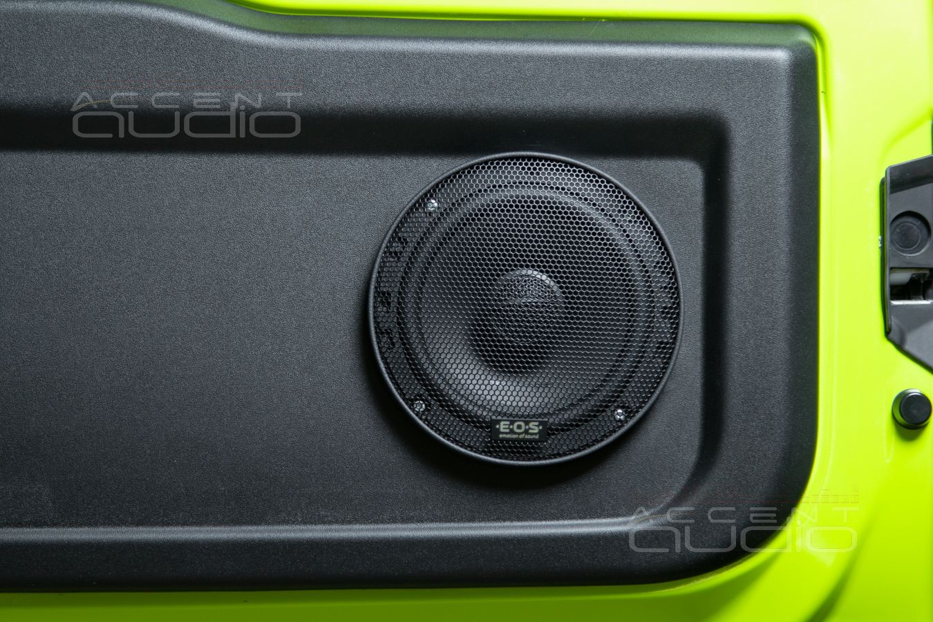 Тыловая акустика Challenger для OpenAir вечеГринок в Suzuki Jimny