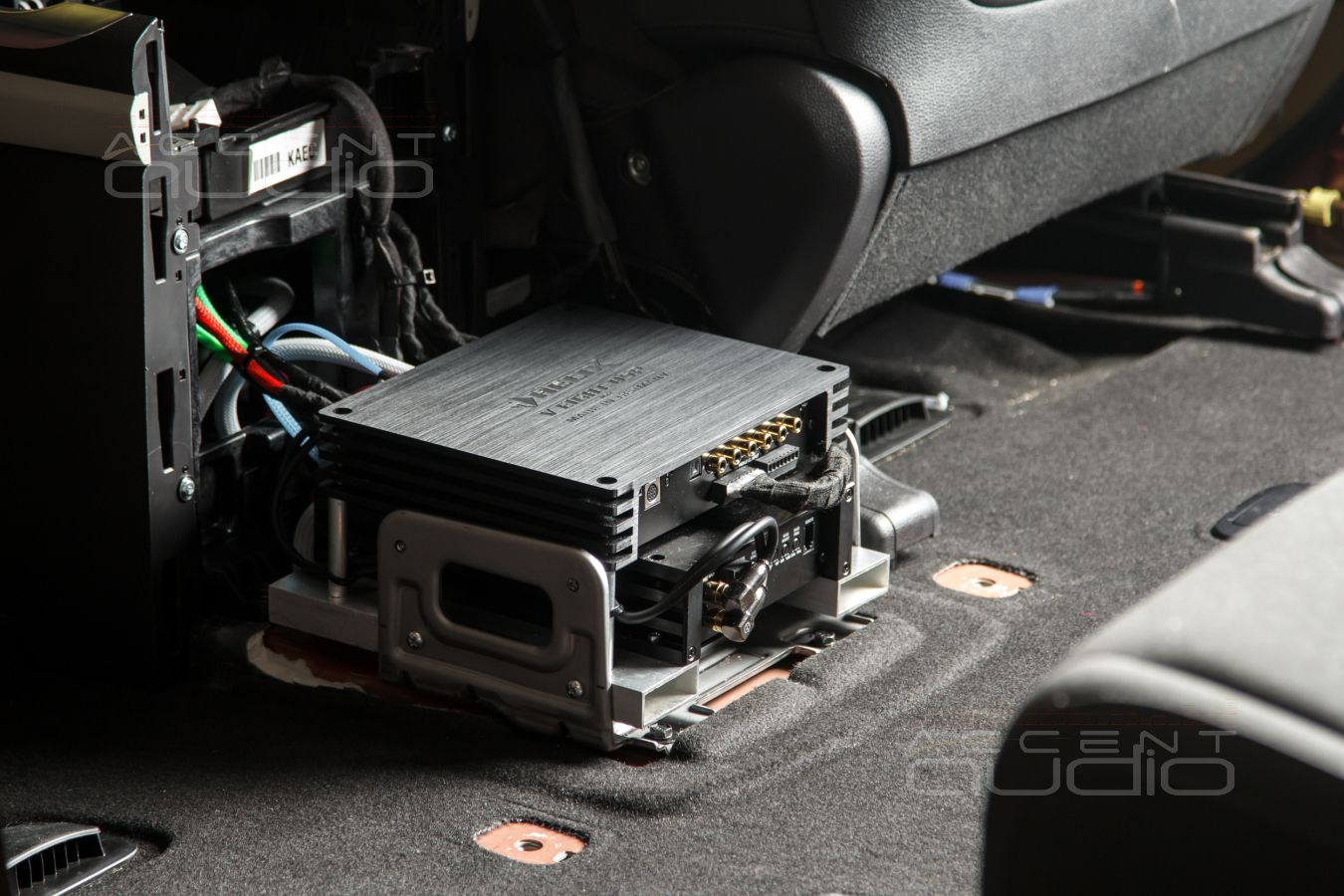 Скрытый, штатный монтаж двух усилителей в Kia Carnival
