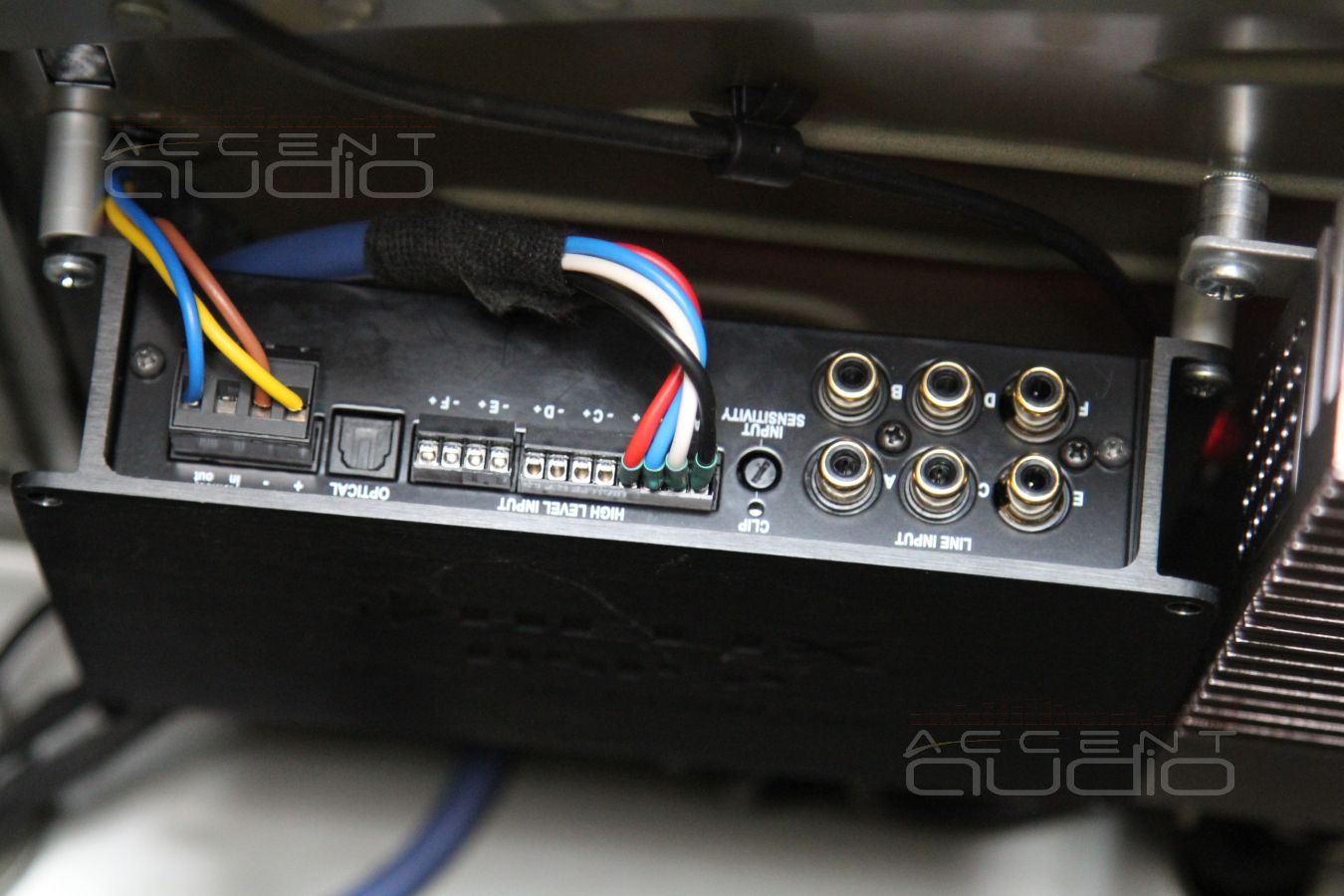 Установка аудиопроцессора и усилителя в Mercedes-Benz C200