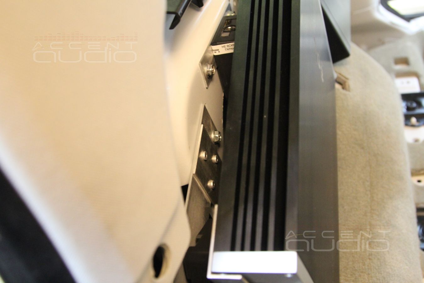 Установка усилителей E.O.S в Range Rover Discovery