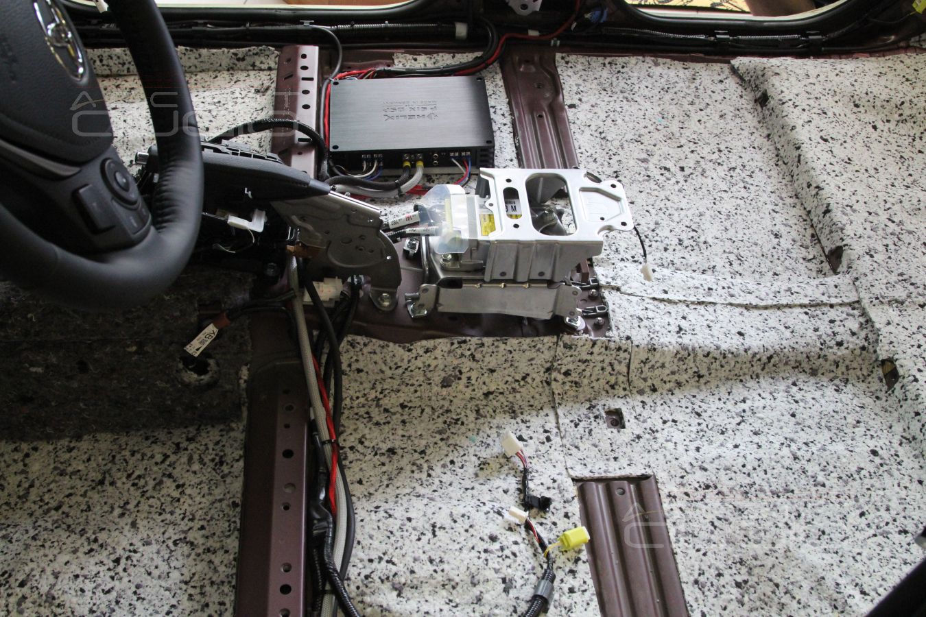 Скрытая установка усилителя Helix Psix и шумоизоляция Toyota Rav4