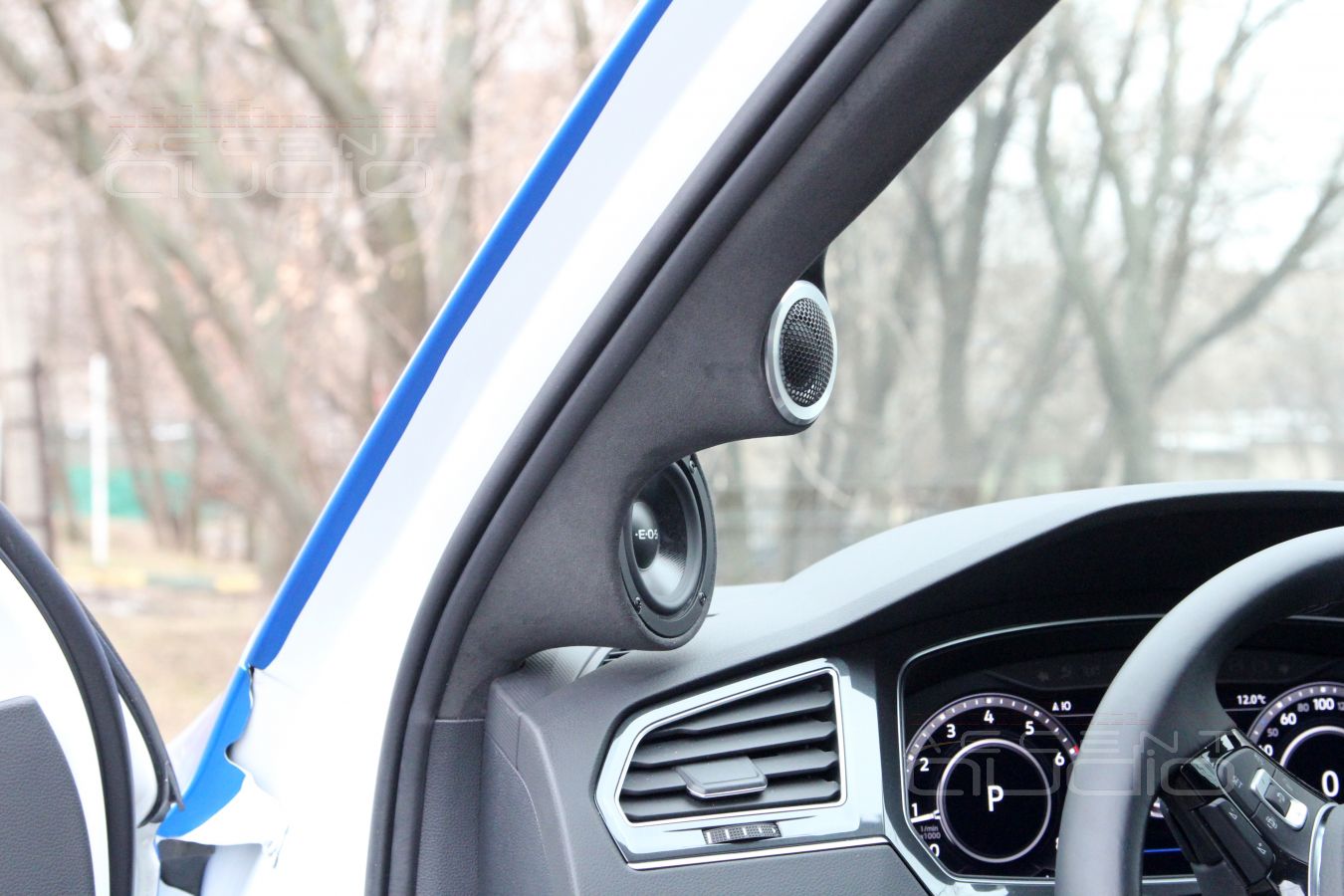 Установка СЧ и ВЧ динамиков – подиумы в стойках лобового стекла Volkswagen Tiguan 2