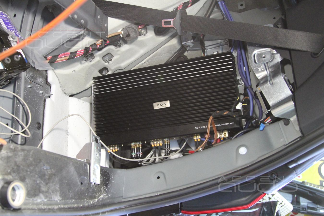 Скрытая установка аудиопроцессора и усилителя в Mercedes GL 63 AMG