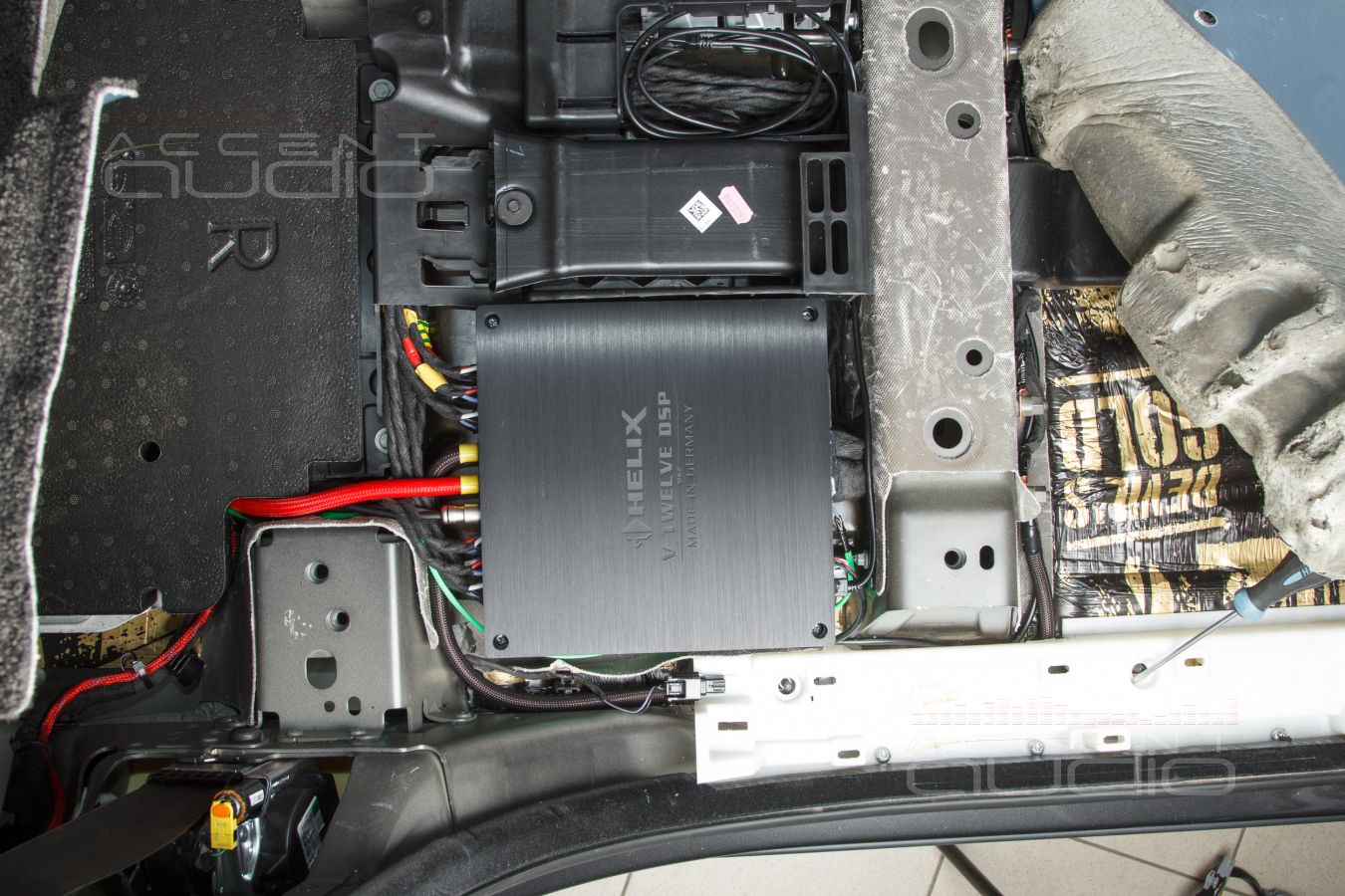 Установка ДВЕНАДЦАТИКАНАЛЬНОГО усилителя Helix VTwelve DSP MK2 в Range Rover