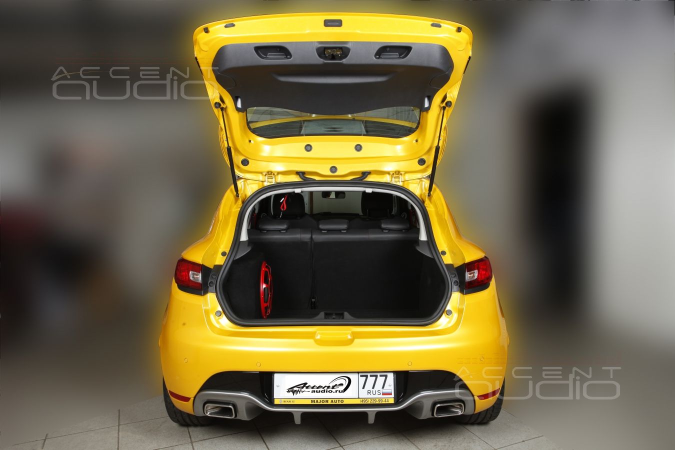 Сабвуфер стелс в Renault Clio RS Sport