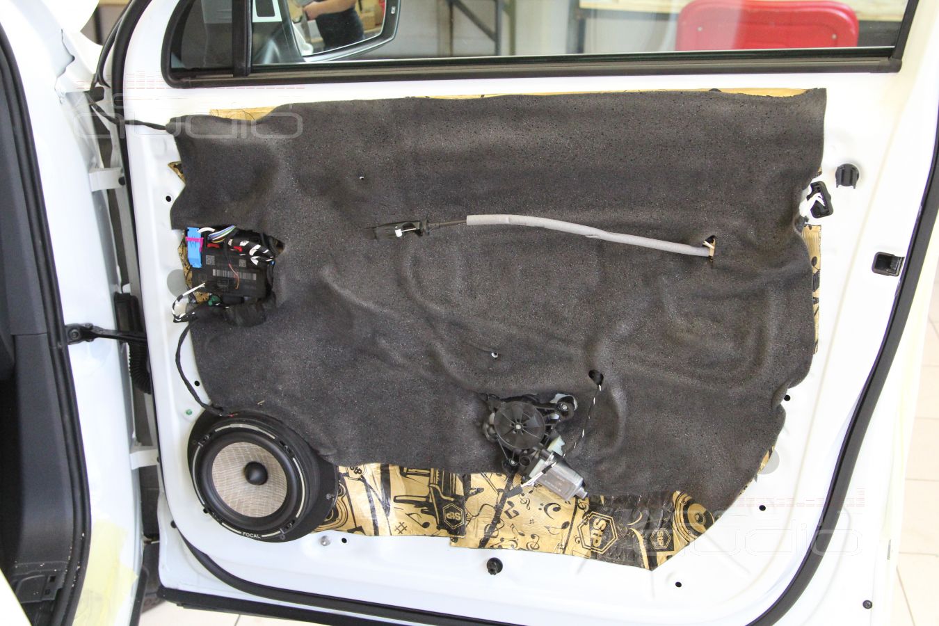 Установка мидбасов в новый Тигуан