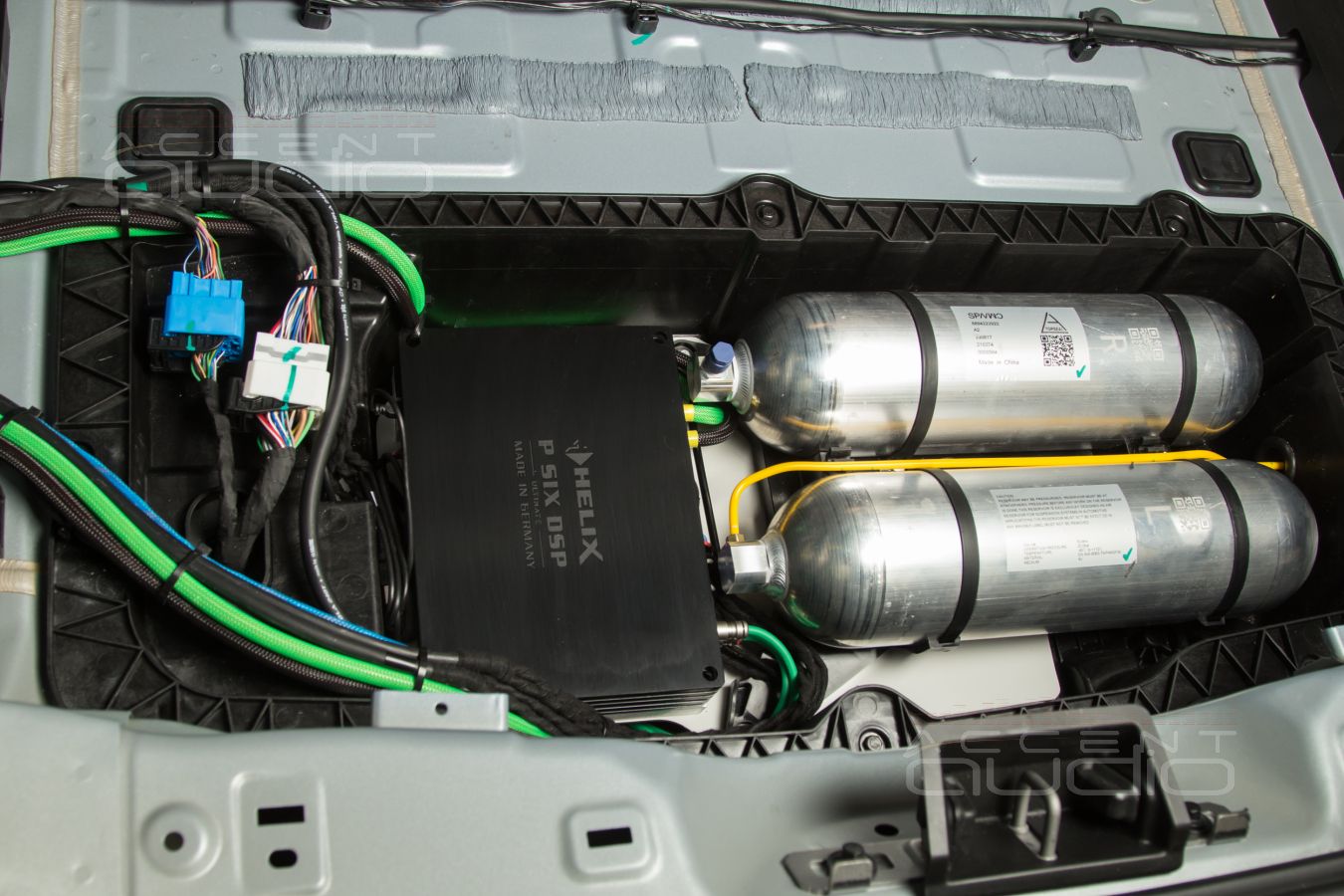 Сложная, полностью скрытая установка усилителей Helix в Zeekr 001