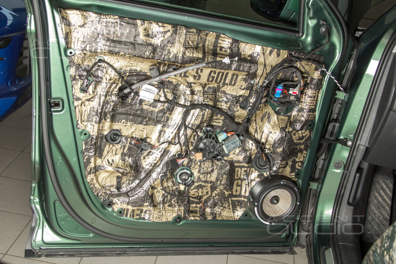 Обычная установка новых динамиков в двери Skoda Kodiaq – аудиоподготовка