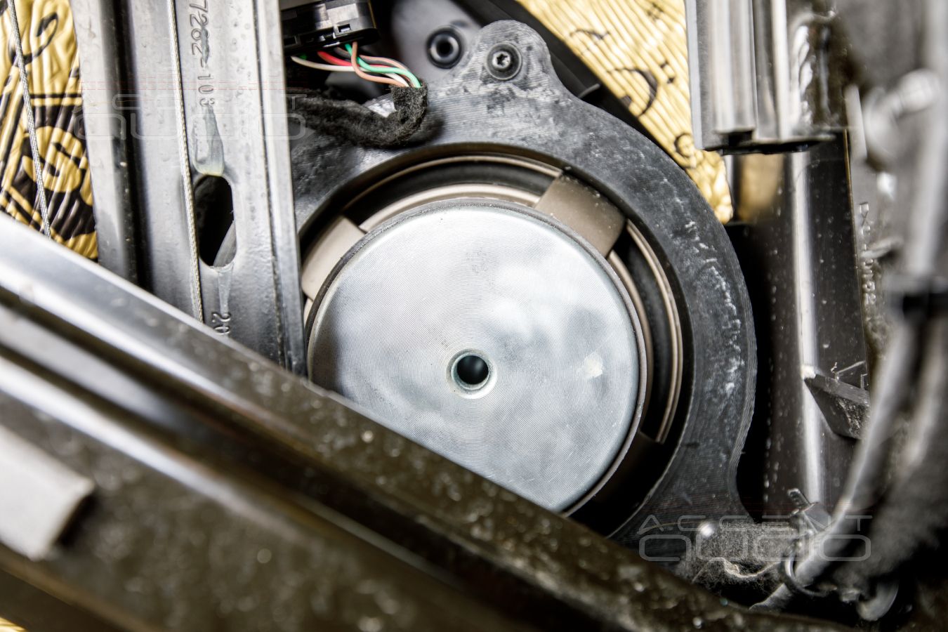 Аудиоподготовка дверей, которая начинается со снятия крыльев Smart Fortwo 