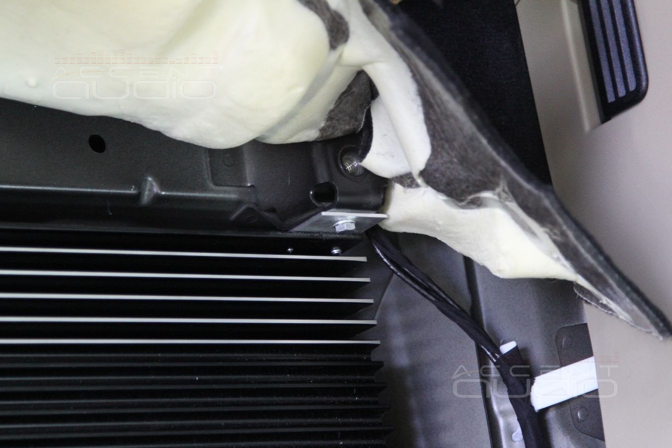 Установка усилителя и аудиопроцессора в LandRover Discovery Sport