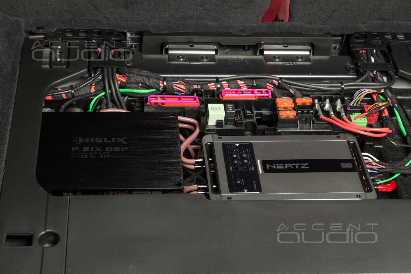 Усилители Helix PSix Ultimate и Hertz ML Power 4 в Porsche Panamera – штатно !