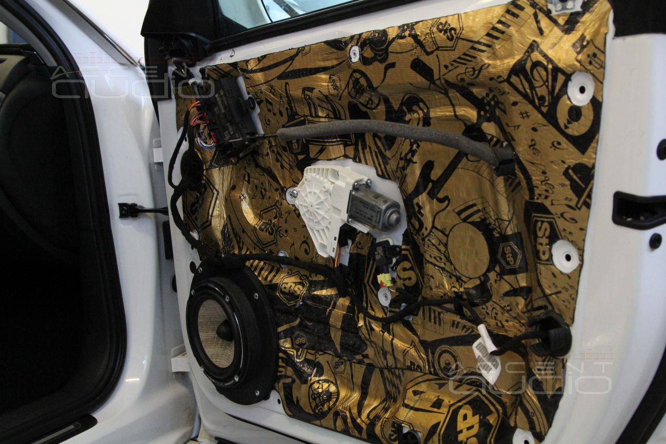 Фронтальная акустика в A6 2013-го.