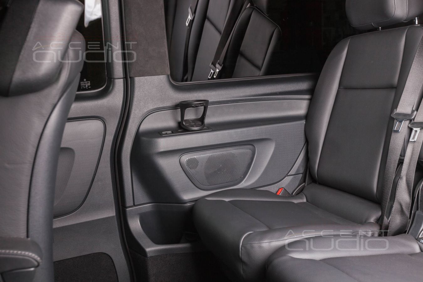 Тыловая акустика для задних пассажиров в Mercedes-Benz Vito