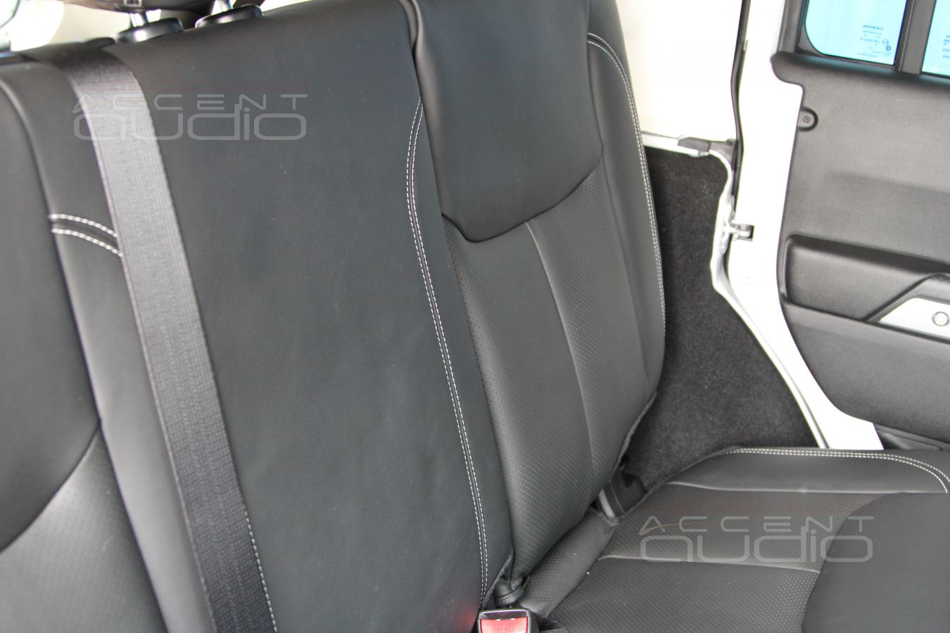 Пошив салона: качество кожи Nappa в сочетании с сидениями Jeep