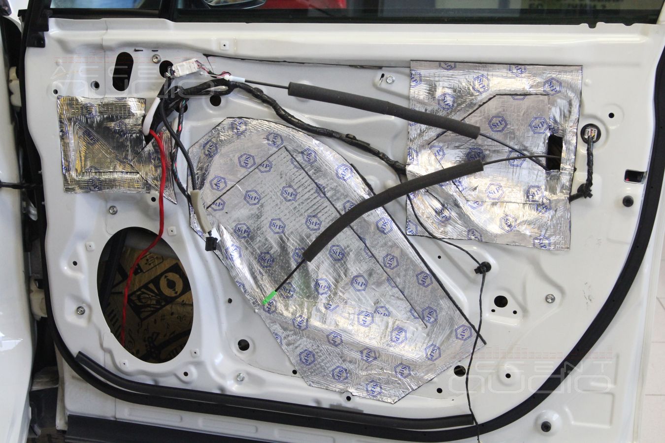 Аудиоподготовка дверей и установка мидбасов