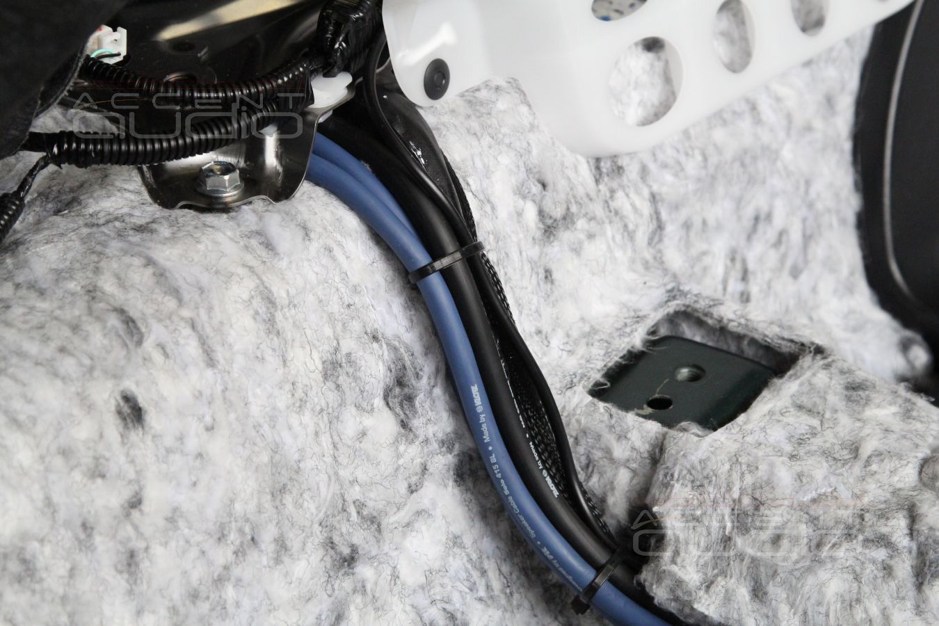 Установка усилителя в Toyota Camry 2019