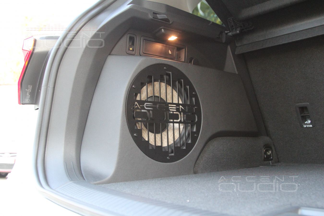 Встроенный сабвуфер-стелс в новом Volkswagen Tiguan