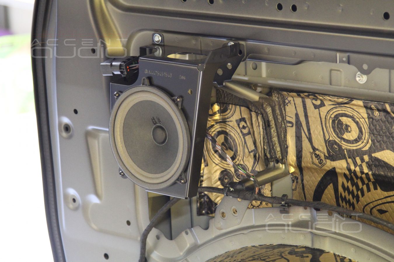 Тыловая акустика для задних пассажиров в Mercedes-Benz Vito