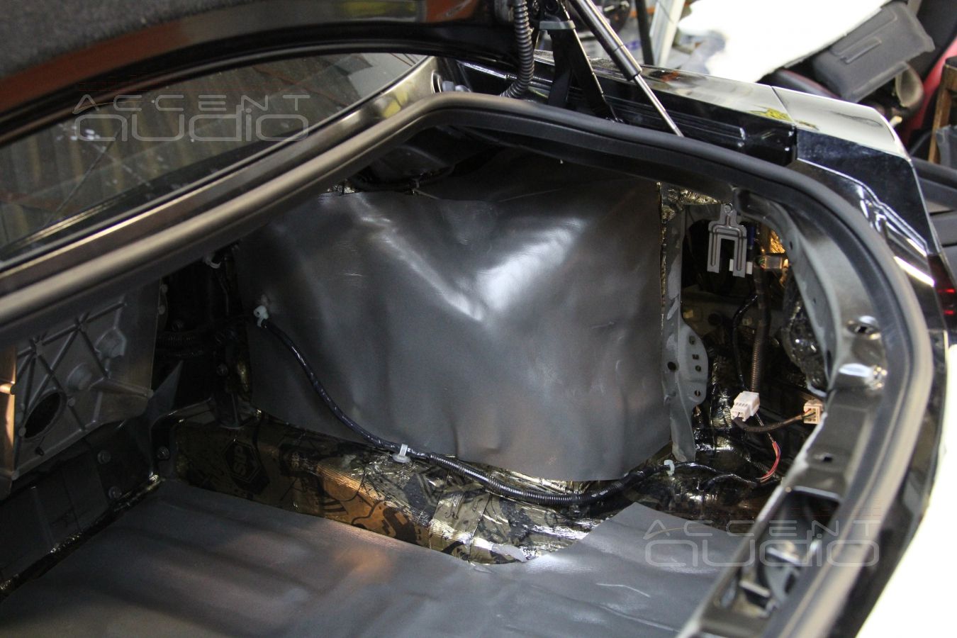 Шумоизоляция пола и багажного отсека Nissan GT-R в 2 слоя