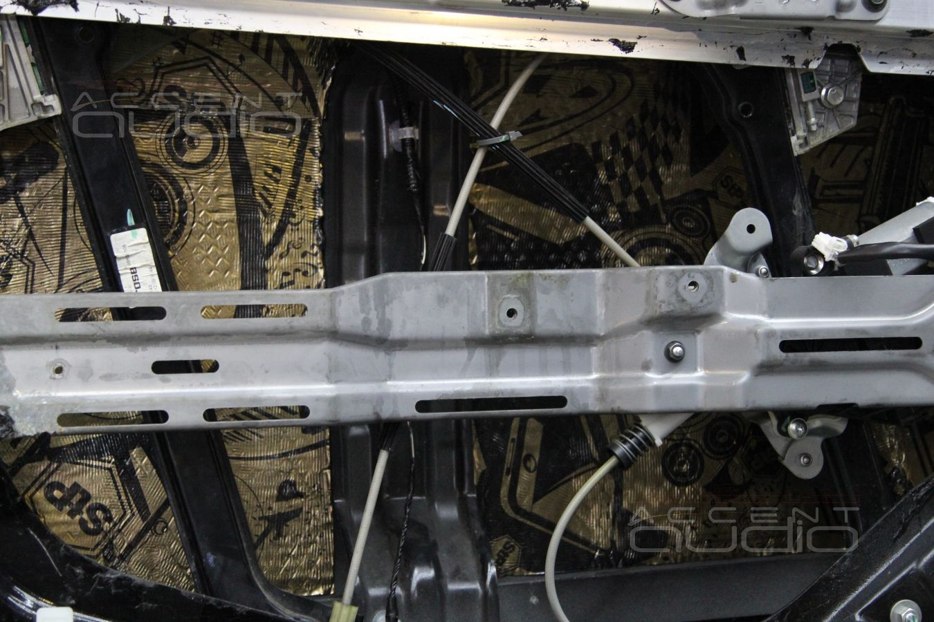 Шумоизоляция дверей Nissan GT-R в 3 слоя