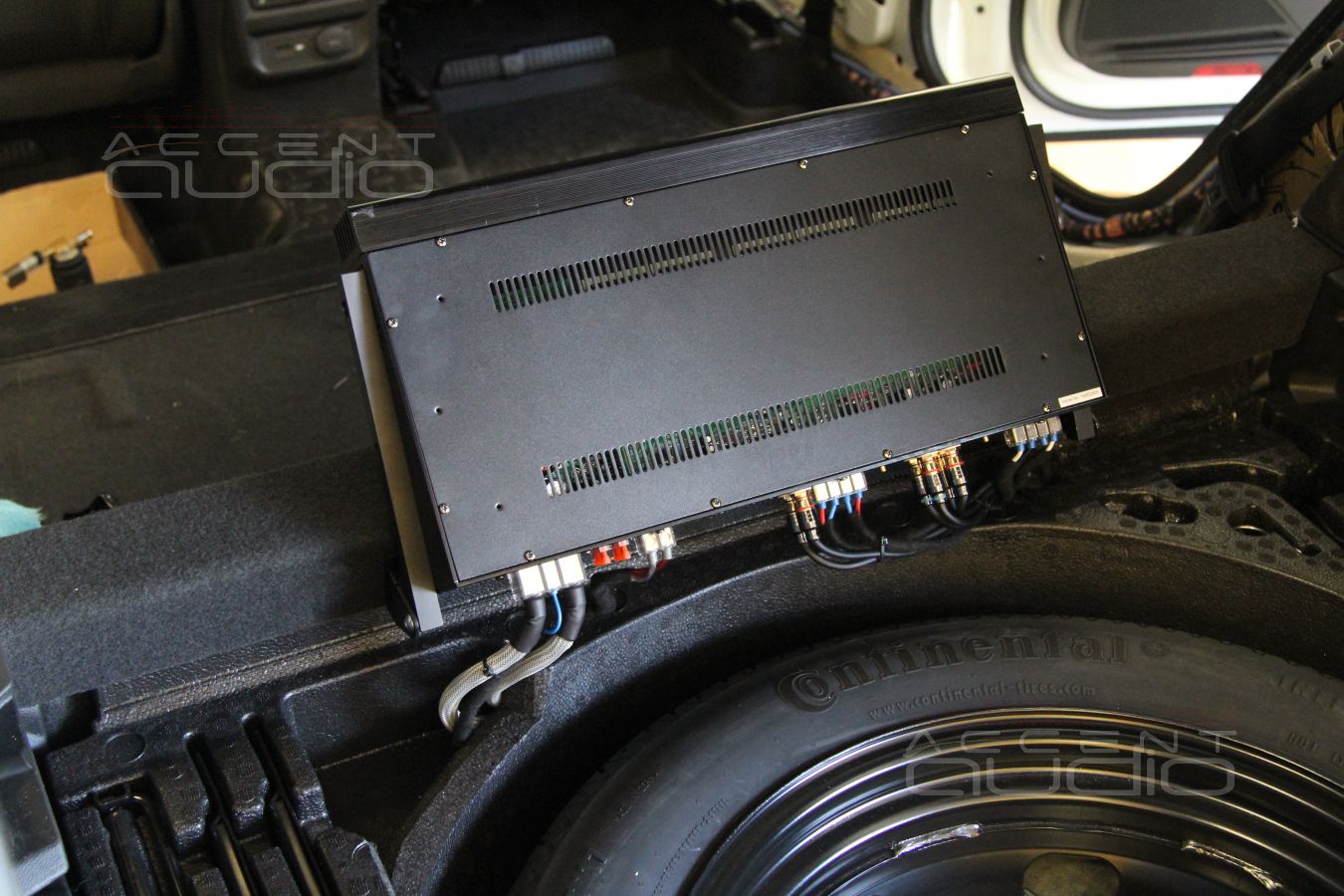 Установка усилителя E.O.S AE-4100.1 SE