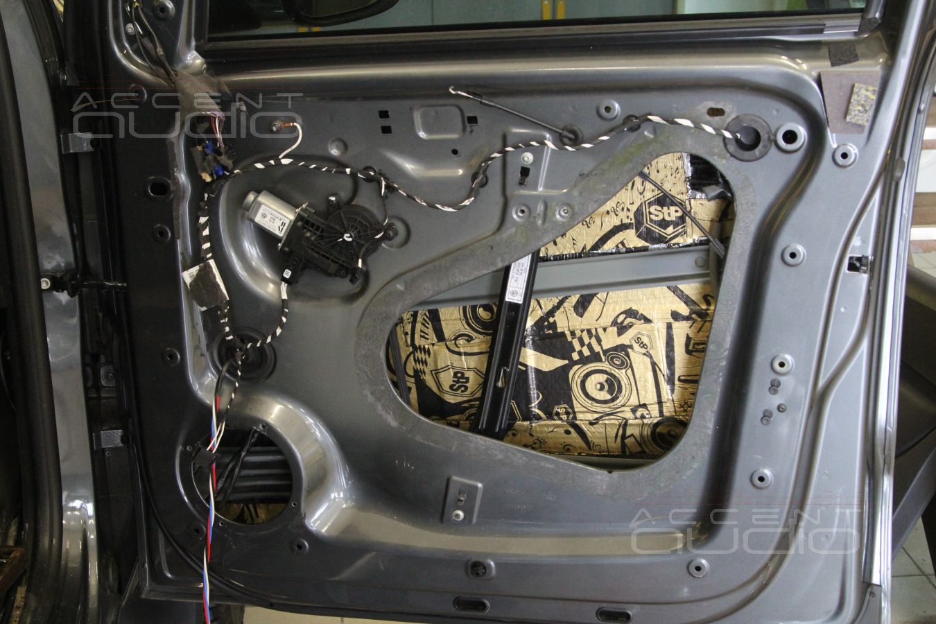 Установка мидбасовых динамиков FOCAL MW PS165F3 (6L23402) – штатно, но с доработкой