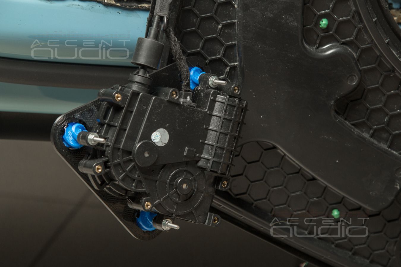 Доводчики дверей в Porsche Taycan больше не гремят, а тихо работают