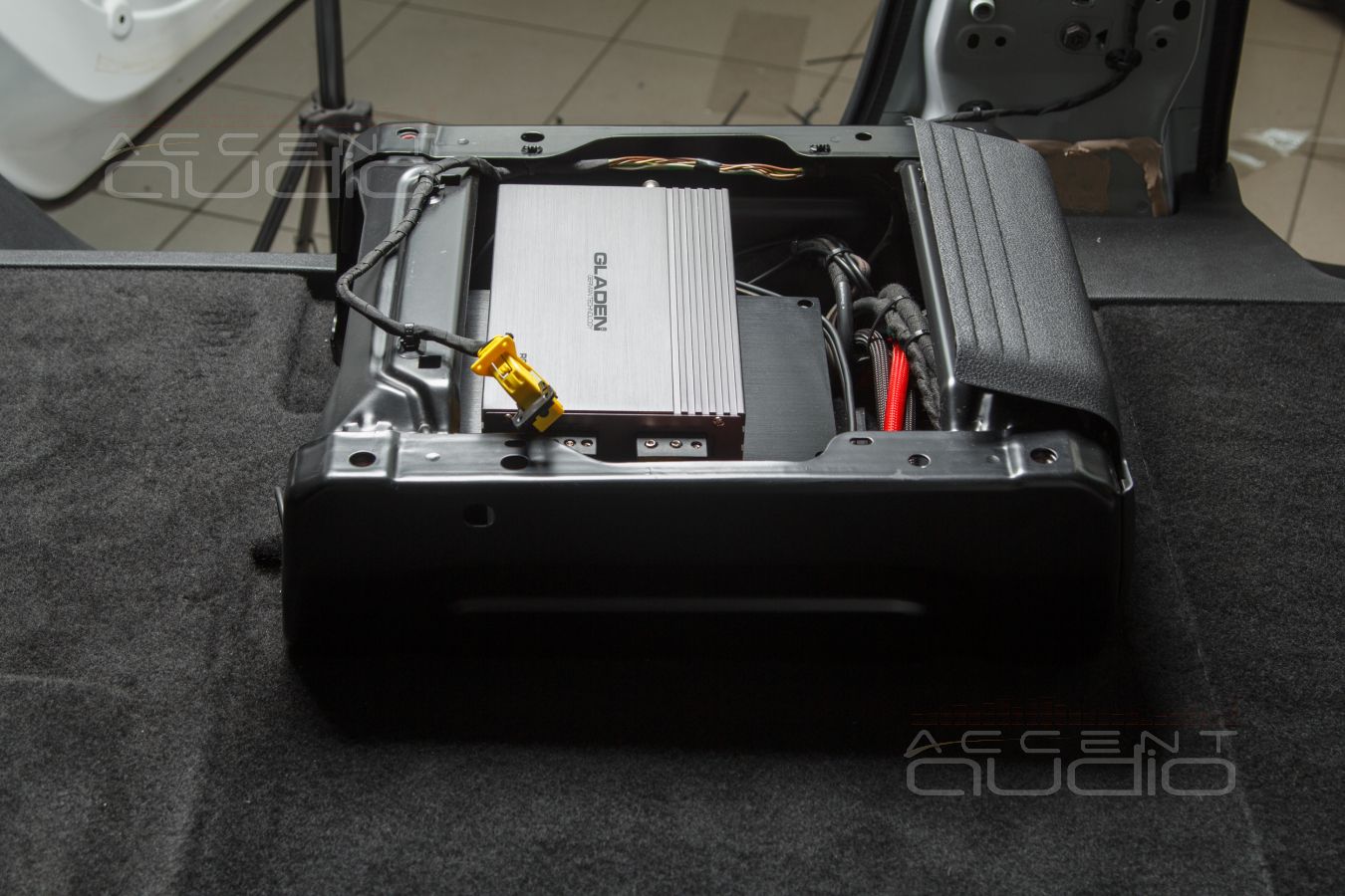 Установка усилителей Helix и Gladen в Opel Zafira Life