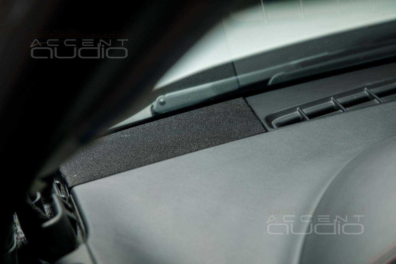 Сложное решение важной задачи: установка среднечастотных динамиков Brax в Porsche Cayenne