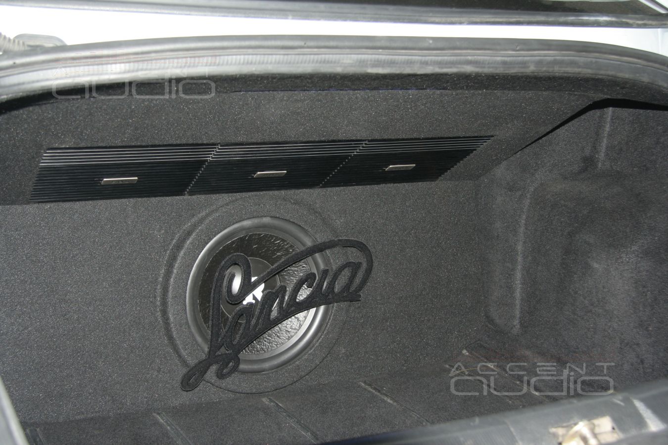 Багажный отсек Lancia Kappa Coupe: усилители, сабвуфер, свет