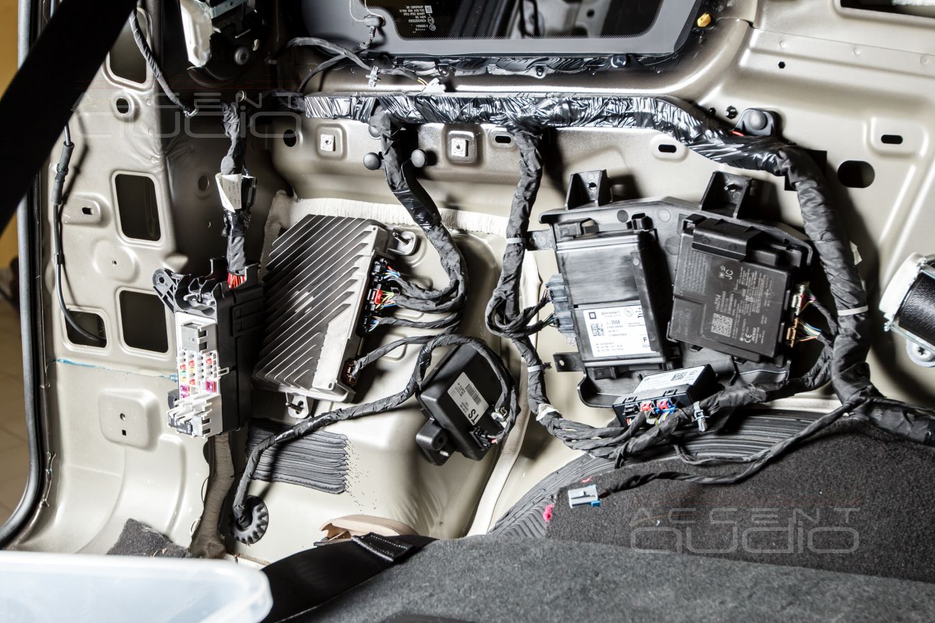 Действительно сложно, действительно сабвуфер, действительно полная интеграция: Dego в Escalade