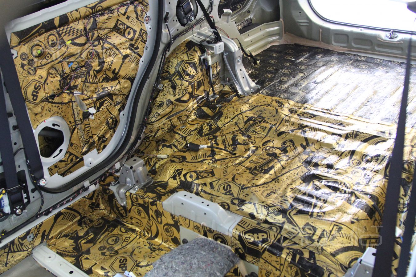 Шумоизоляция Mitsubishi Outlander