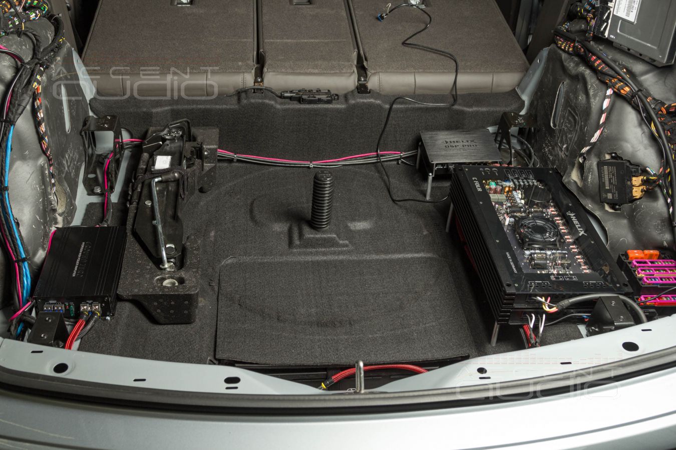 Выбор и монтаж усилителей AB класса в компактный Porsche Macan