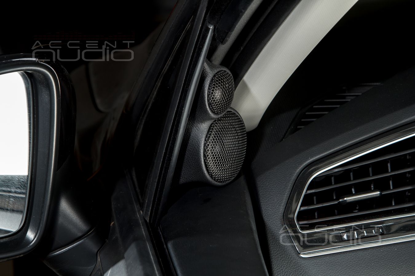 Комплект из двух подиумов для установки высокочастотных и широкополосных излучателей в VW Tiguan 2020-2024.