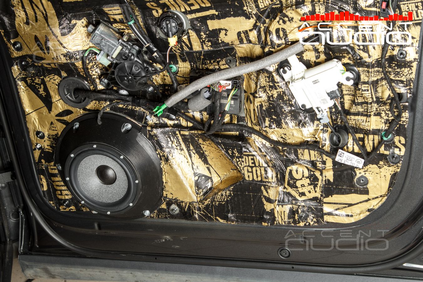 Комплект из двух подиумов для установки 165 мм мидбасовых излучателей в Audi Q8 2018-2024.