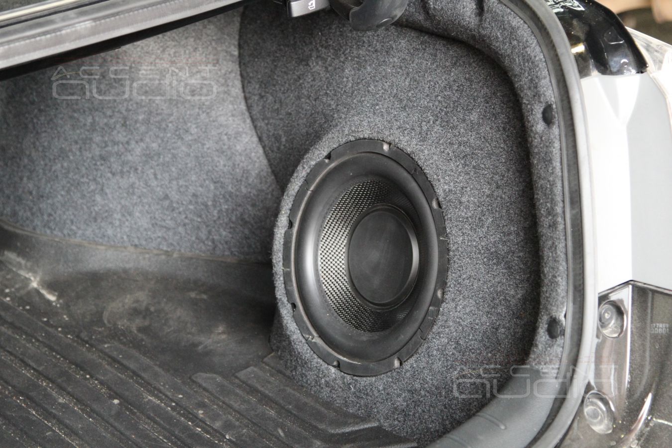 Сабвуфер стелс в Honda Accord 9