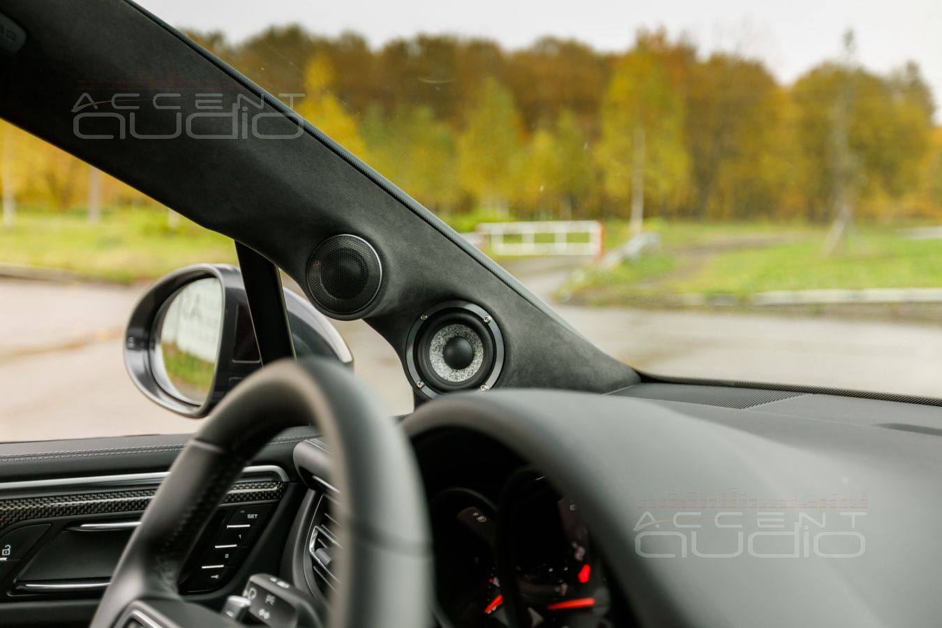 Подиумы под твитеры и среднечастотники, крыша в Алькантаре в Porsche Macan