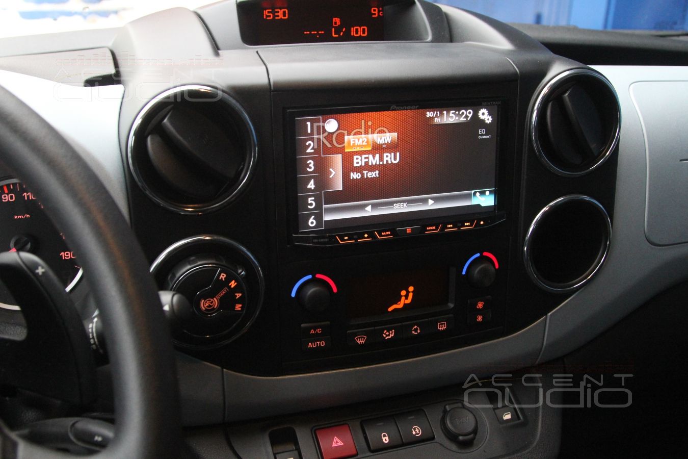 Магнитола Pioneer AVH-X8600BT в Citroen Berlingo